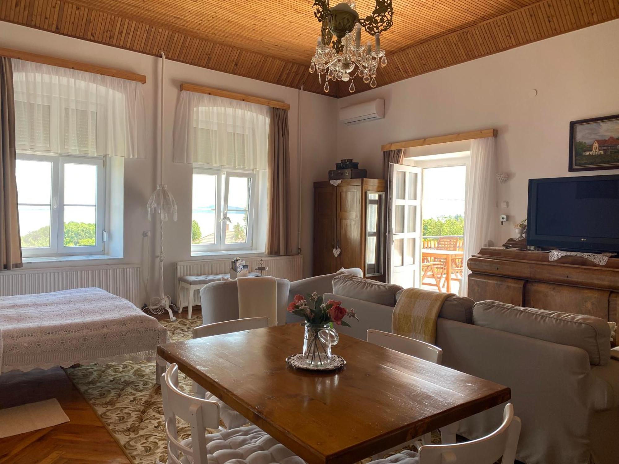Bacchus Apartman - Borbarlang, Badacsony Badacsonytomaj Εξωτερικό φωτογραφία